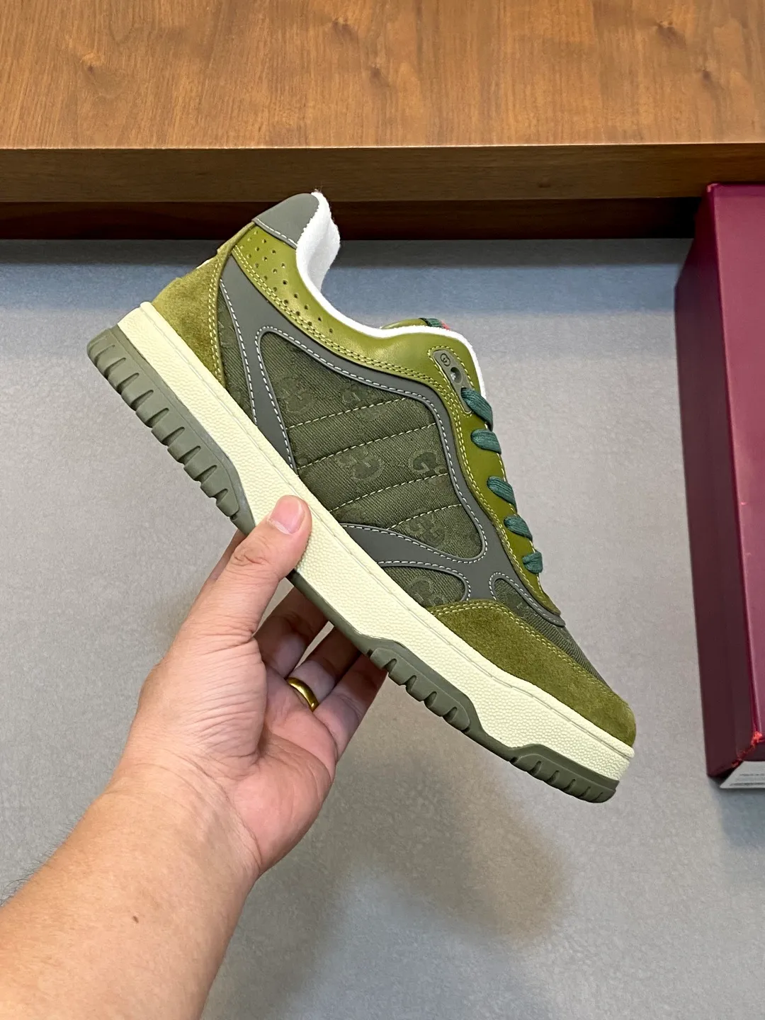 Men's Shoes 💰660 𝐆𝐮𝐜𝐜𝐢 𝐑𝐞-𝐖𝐞𝐛 As the first sneaker created by Sabato De Sarno for Gucci, the Re-Web series reinterprets the brand's classic stripes and sets off the modern silhouette design with bold and unique details. These shoes are crafted from white leather. This new sneaker is ingeniously decorated with many of the brand's classic details, and is equipped with a bright red and green webbing tongue, which will make people fall in love at first sight. White leather treated with a special process for softness and luster, with an embossed grainy texture. Script Gucci logo and interlocking G web label with Interlocking G and script Gucci logo. Rubber outsole with interlocking G detail eyelets. Web tongue. Size: 39-44 (customized for sizes 38 and 45)